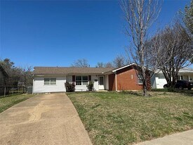 2203 Finley Rd in Irving, TX - Building Photo