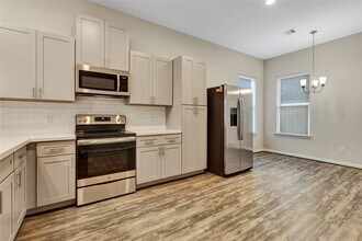 21 Latham St in Houston, TX - Building Photo - Building Photo