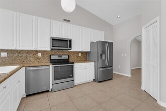 10635 NW 54th St in Doral, FL - Building Photo - Building Photo