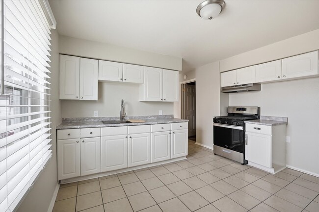 101 W Meinecke Ave, Unit 105