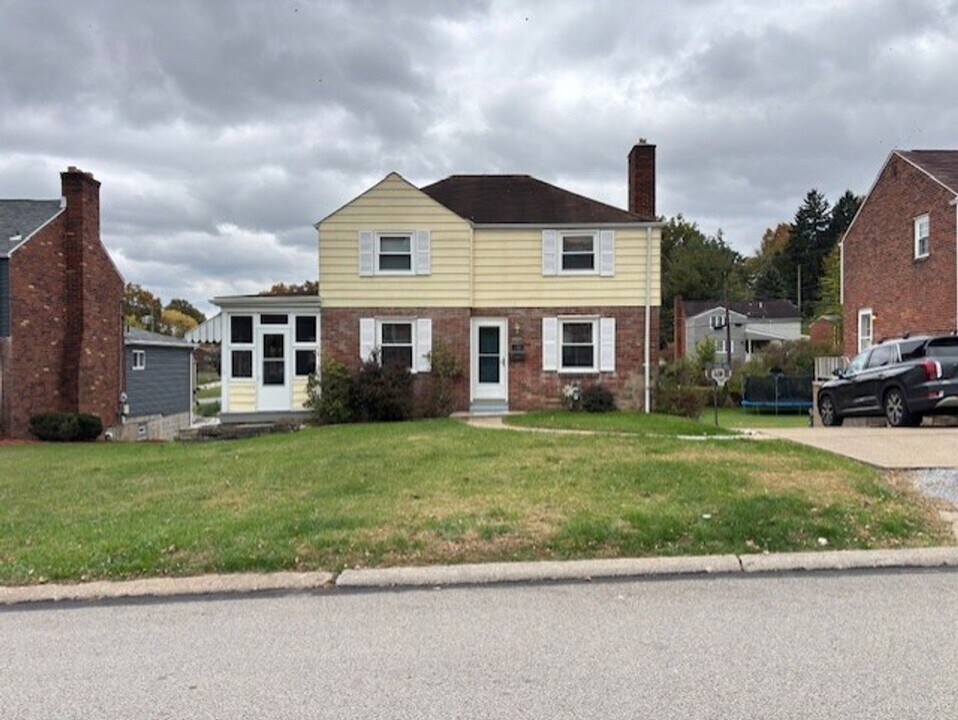5309 Fieldcrest Dr in Pittsburgh, PA - Building Photo
