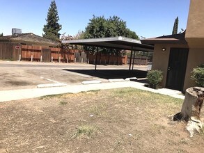 Planz Fourplex in Bakersfield, CA - Foto de edificio - Building Photo