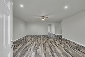 206 Travis St, Unit A in Baytown, TX - Building Photo - Building Photo