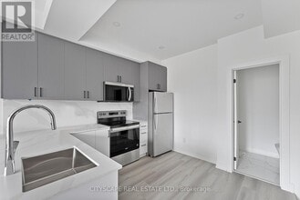 589 Oakwood Ave in Toronto, ON - Building Photo - Building Photo