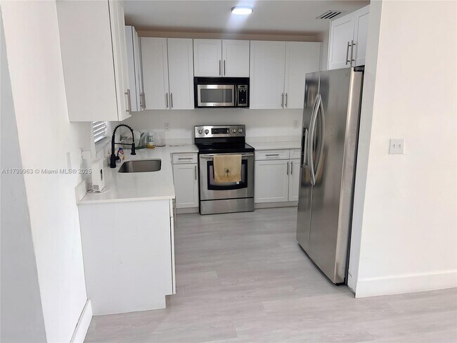 3361 NW 5th Pl in Lauderhill, FL - Building Photo - Building Photo