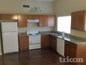 2025 Helm Ln, Unit 204 in Valrico, FL - Building Photo - Building Photo