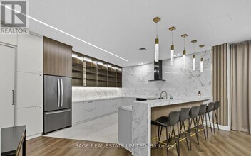 30 Harding Blvd W in Richmond Hill, ON - Building Photo - Building Photo