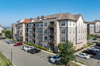 Grove Crossing in Bloomfield, NJ - Foto de edificio - Building Photo
