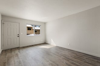 1220 S Lone Tree Rd, Unit B in Flagstaff, AZ - Building Photo - Building Photo