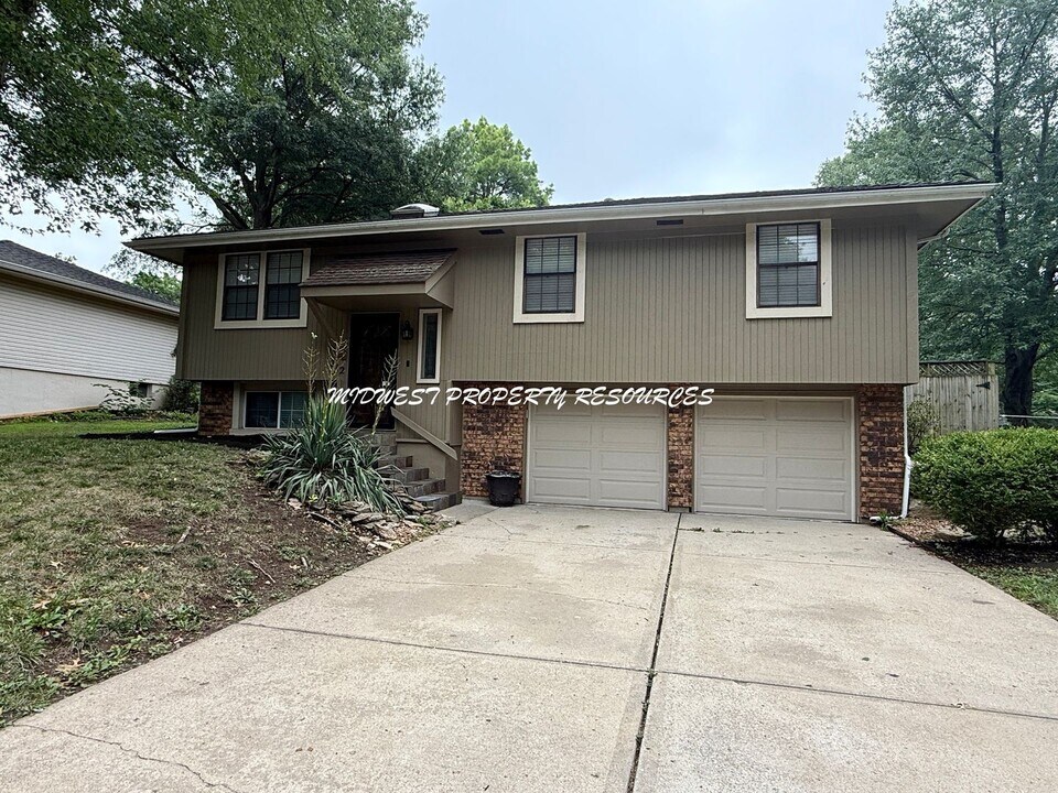 212 SE Moreland School Rd in Blue Springs, MO - Building Photo