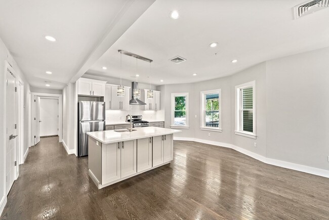 9 Lithgow St, Unit 1 in Boston, MA - Building Photo - Building Photo