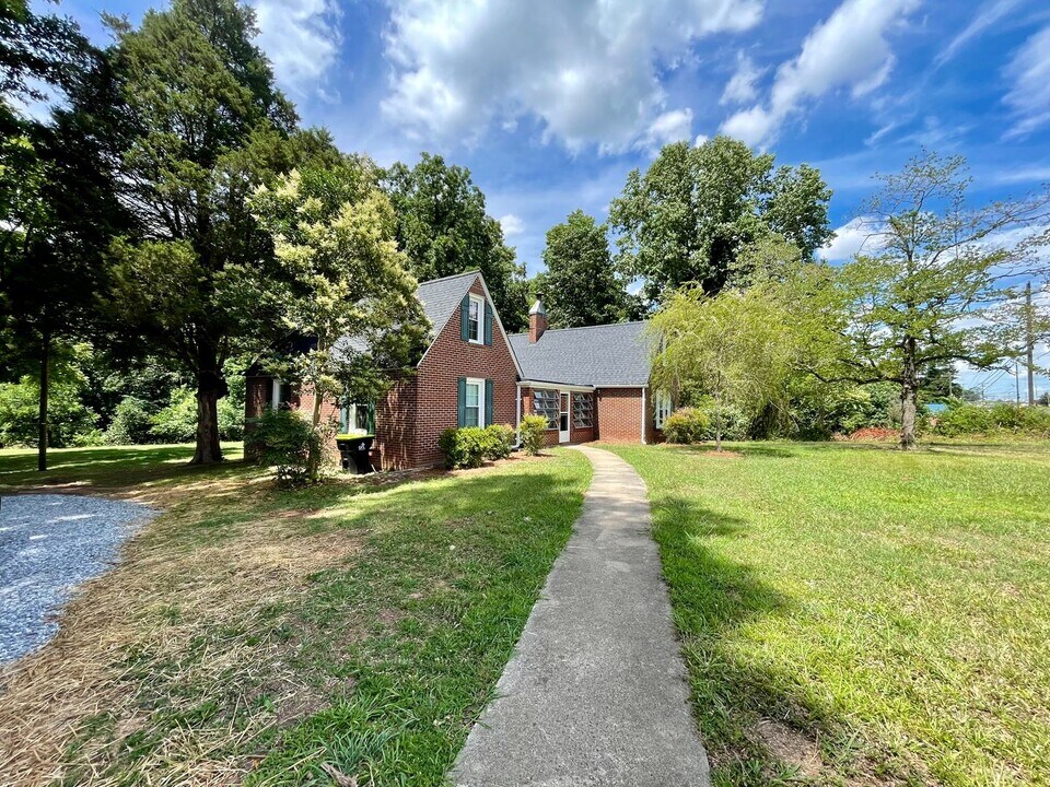 1419 N Main St in China Grove, NC - Building Photo