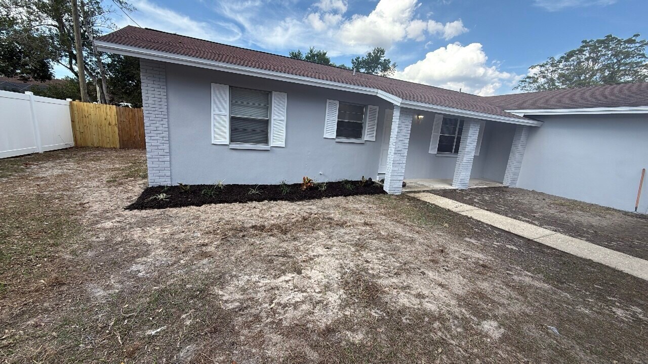 12275 Linden Dr in Spring Hill, FL - Building Photo