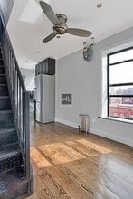 East 105th Street, Unit 1 in New York, NY - Foto de edificio - Building Photo