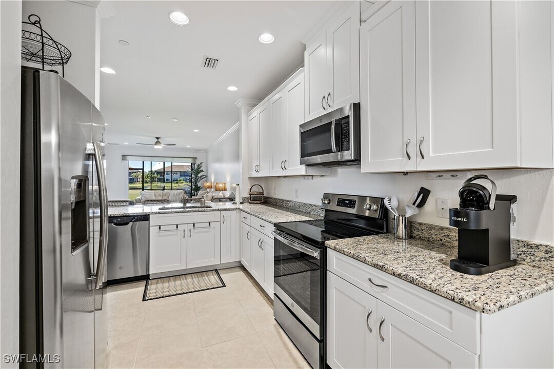 9374 Pocida Ct in Naples, FL - Building Photo