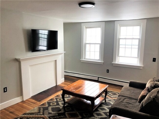 283 Spring St in Newport, RI - Foto de edificio - Building Photo