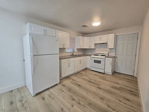 805 E Ivy St in Hanford, CA - Building Photo - Building Photo