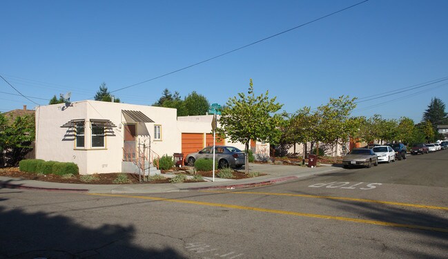15150 Golden Gate Dr in San Leandro, CA - Foto de edificio - Building Photo