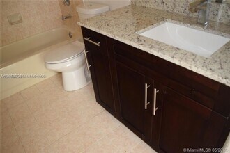 17720 NW 73rd Ave, Unit 105 in Hialeah, FL - Building Photo - Building Photo