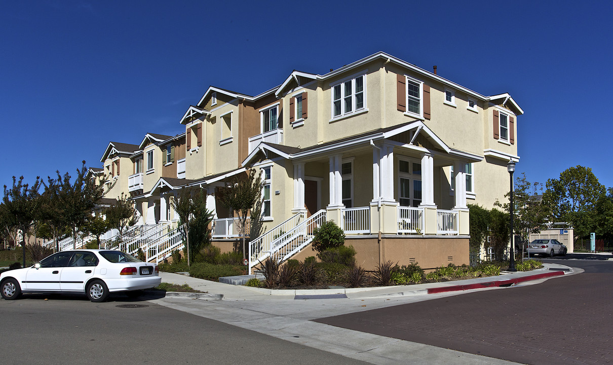 Cross Creek Townhomes in Hayward, CA - Building Photo