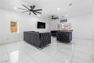 8123 N Cowboy Springs St in North Las Vegas, NV - Foto de edificio - Building Photo