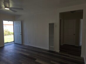 15726 Halldale Ave in Gardena, CA - Foto de edificio - Building Photo