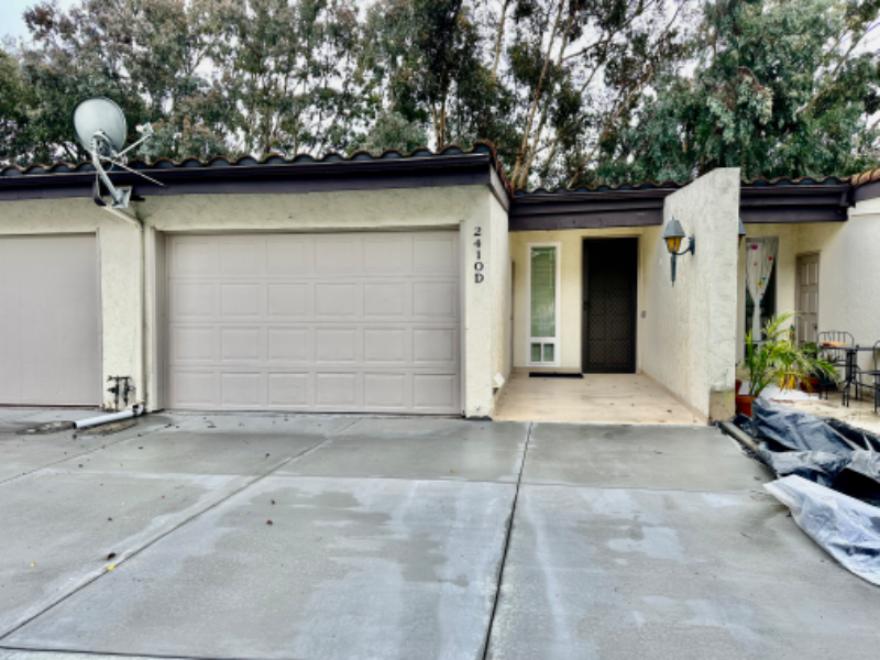 2410 Altisma Way in Carlsbad, CA - Building Photo