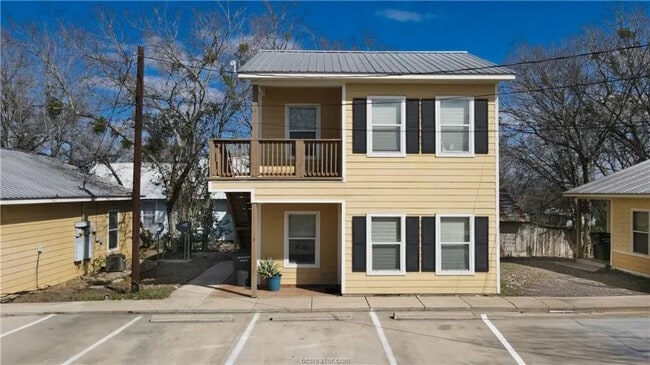 204 E Buck St in Caldwell, TX - Foto de edificio - Building Photo