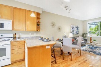 2129 Waverly Pl in Seattle, WA - Building Photo - Building Photo