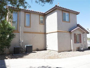 6051 W Dewey Dr in Las Vegas, NV - Building Photo - Building Photo