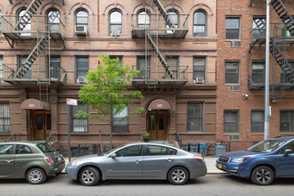 327 E 93rd St in New York, NY - Building Photo - Building Photo