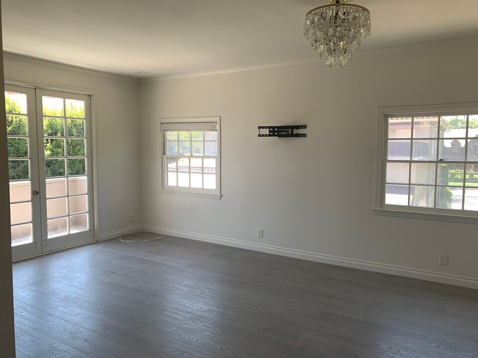 532 S Irving Blvd in Los Angeles, CA - Building Photo