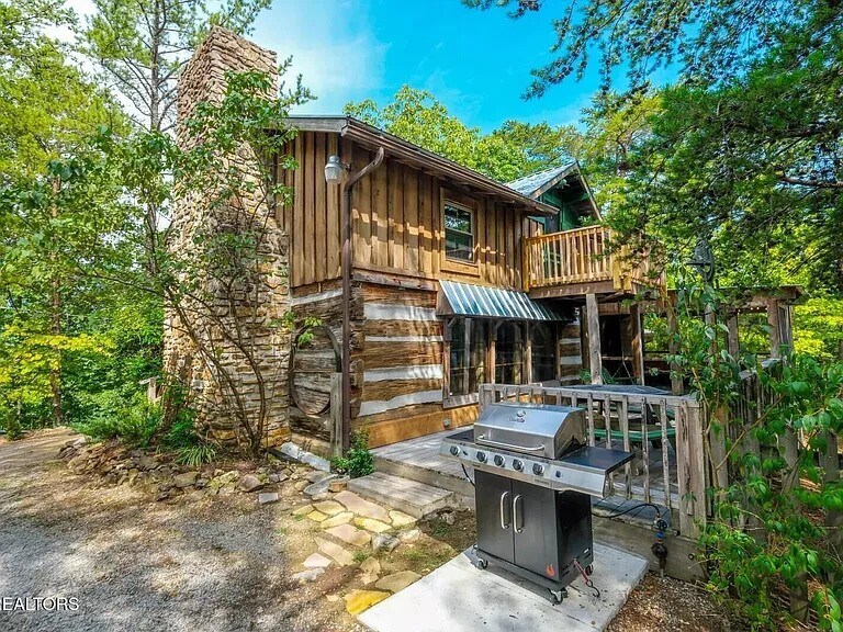 867 Lloyd Huskey Rd in Pigeon Forge, TN - Building Photo