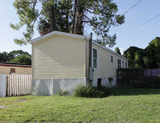 714-722 Higgins Rd in Ft. Myers, FL - Foto de edificio - Building Photo