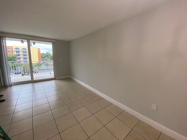 6950 Miami Gardens Dr in Hialeah, FL - Building Photo - Building Photo