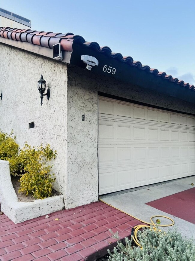 659 W Terrylynn Pl in Long Beach, CA - Foto de edificio - Building Photo