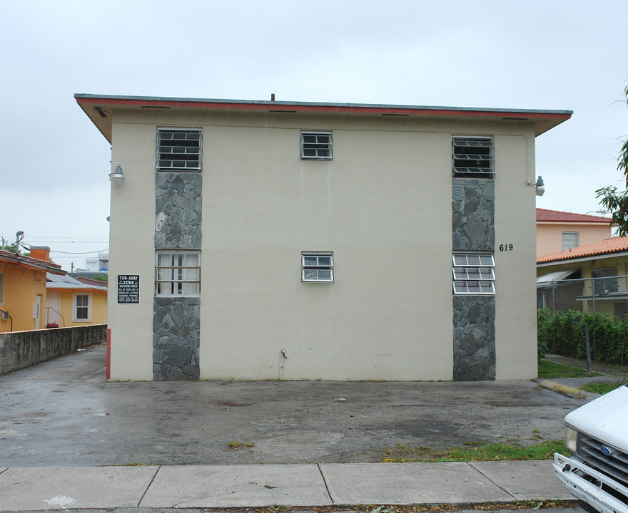 619 SW 10th St in Miami, FL - Building Photo