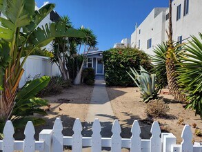 1245 W Balboa Blvd in Newport Beach, CA - Foto de edificio - Building Photo