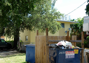 553 SW 3rd St in Miami, FL - Building Photo - Building Photo