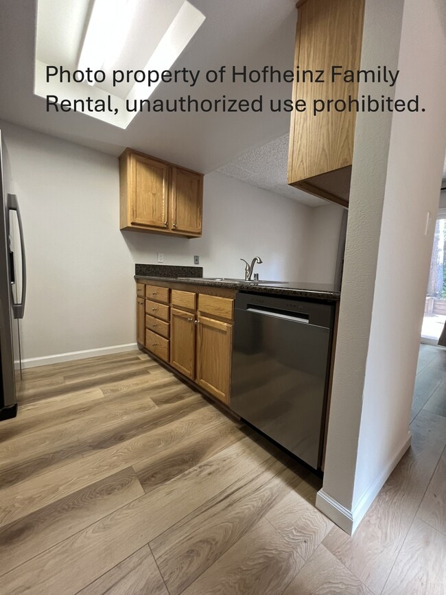6632 Markley Way in Carmichael, CA - Building Photo - Building Photo