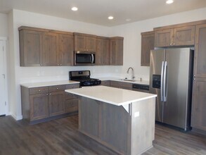 932 NE Paula Dr in Bend, OR - Building Photo - Building Photo