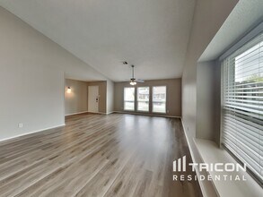 1040 Twin Falls Dr in Desoto, TX - Building Photo - Building Photo