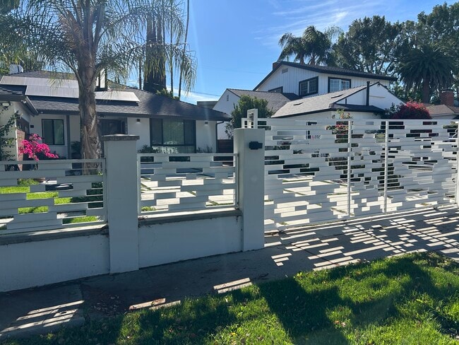 4912 Alonzo Ave in Encino, CA - Foto de edificio - Building Photo