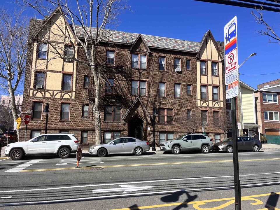 301 Palisade Ave in Union City, NJ - Building Photo