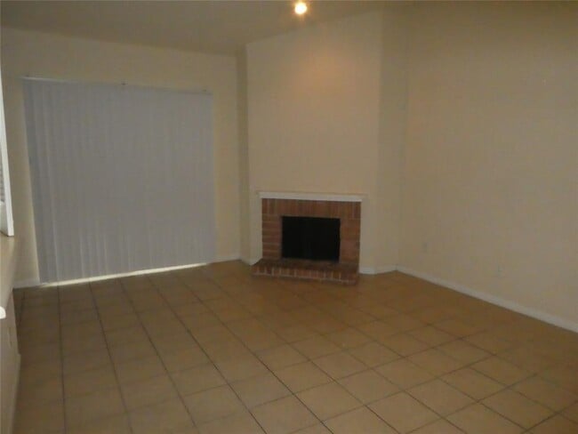 16111 Aspenglen Dr in Houston, TX - Building Photo - Building Photo