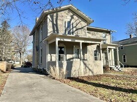 242 W Main St in Evansville, WI - Building Photo