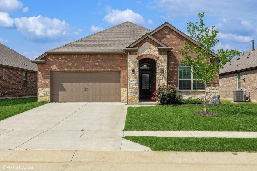 10709 Klondike Ln in Krugerville, TX - Building Photo