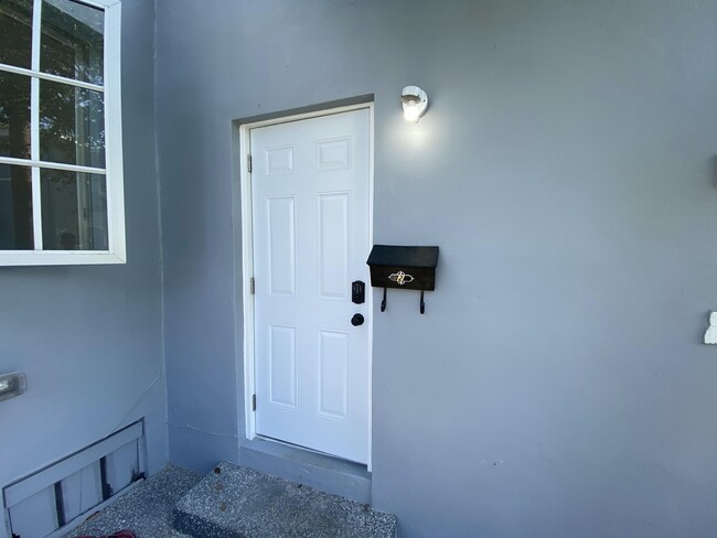 10 N Palmway in Lake Worth Beach, FL - Building Photo - Building Photo