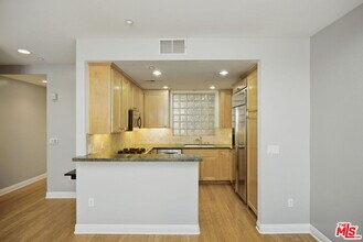 2125 S Bentley Ave in Los Angeles, CA - Building Photo - Building Photo