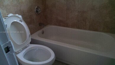 18223 Oleta Dr in North Miami Beach, FL - Foto de edificio - Building Photo